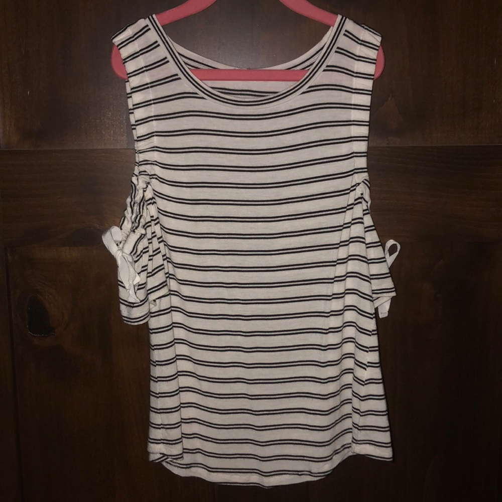 Black and white stripped t